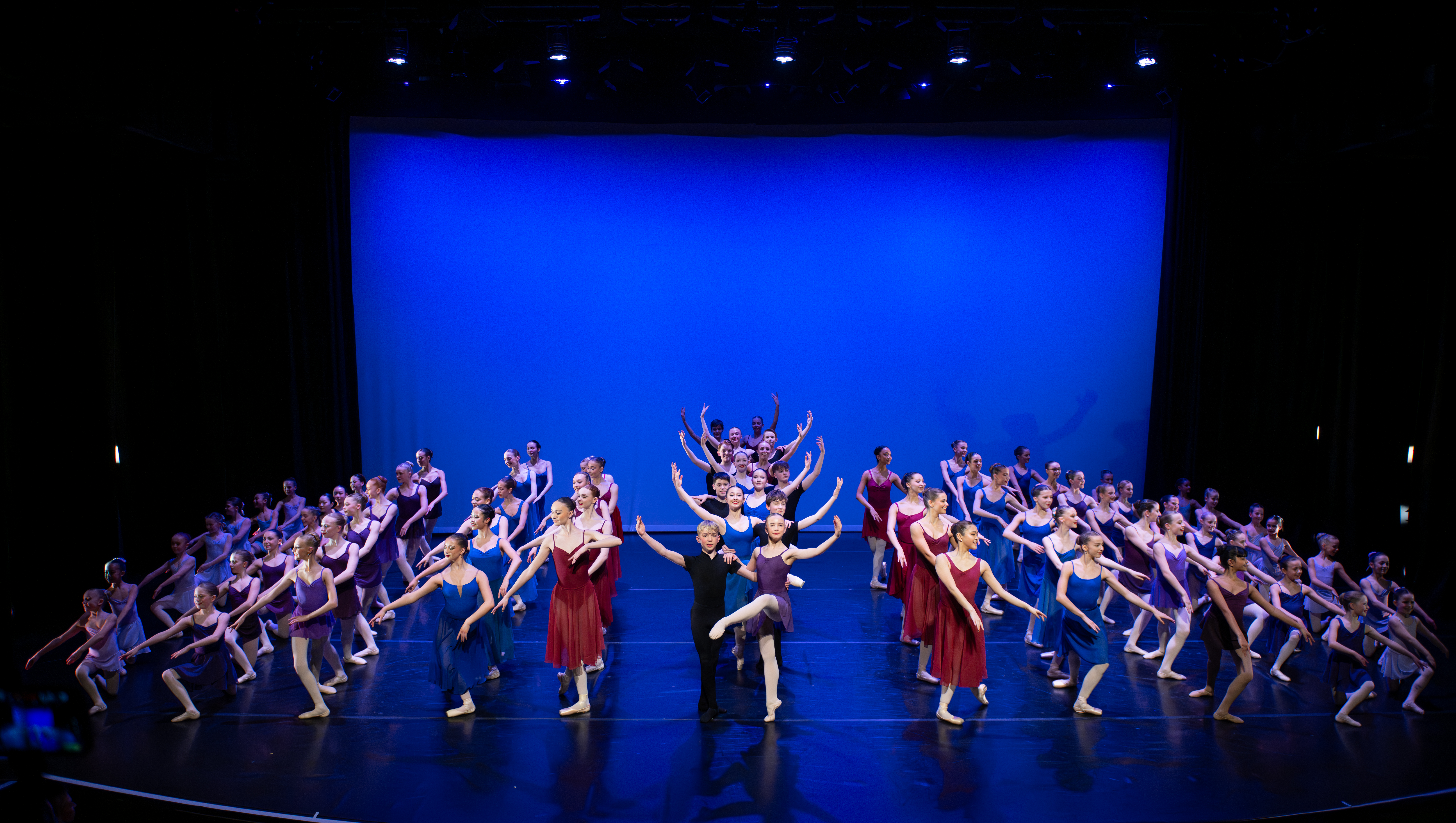 Grand Défilé full cast on stage